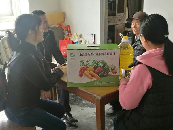 1498100207239036.jpg 201703黨員志愿服務(wù)=慰問(wèn)社區困難群眾.jpg