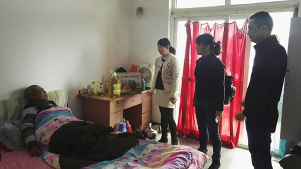 1498100212165334.jpg 201703黨員志愿服務(wù)=慰問(wèn)社區困難群眾1.jpg