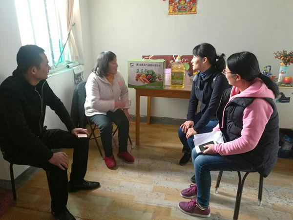 1498100216100494.jpg 201703黨員志愿服務(wù)=慰問(wèn)社區困難群眾2.jpg