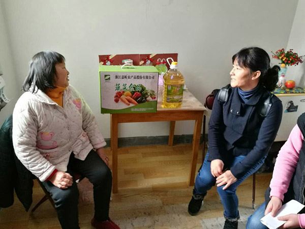 1498100238762341.jpg 慰問(wèn)困難群眾.jpg