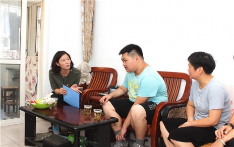 結對社區困難家庭，持續開(kāi)展資助助學(xué)