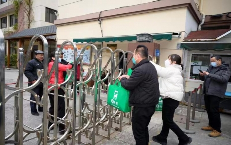 一份情驅散嚴寒，一片心常駐公益