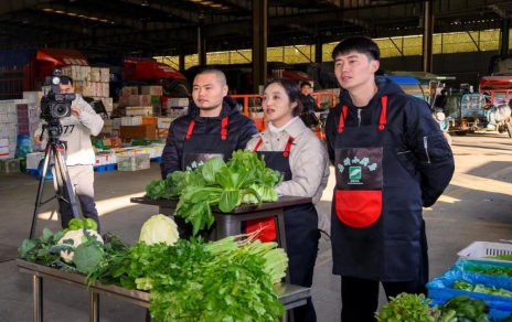 直播推廣本地菜，電視臺前來(lái)采風(fēng)